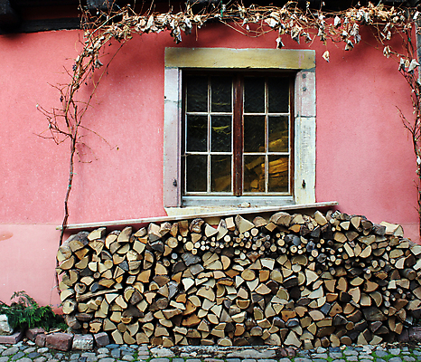 포토 JPG 해외이미지 나무 식물 외관 벽 분홍색 창문 주택 사람없음 목재 쌓기 마을 화물 나뭇가지 시골 장작 묘사 통나무 시들음 흙더미 해외포토 컬러 재료 모션 건물 흙 운송업 파일형식 더미 이미지허브