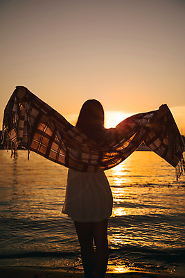 포토 JPG 해외이미지 여자 실루엣 바다 팔벌리기 휴가 한명 서기 들기 상반신 성인 야외 일몰 숄 성인여자한명만 해외포토 1 모션 촬영기법 사람 노을 여자한명만 성인여자만 파일형식 이미지허브