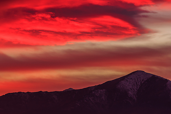 포토 JPG 해외이미지 구름 실루엣 분홍색 오렌지 자연 하늘 산 풍경 사람없음 빨간색 태양 일몰 페인트 광선 그리기 분위기 매움 수평선 해외포토 자연요소 컬러 컨셉 과일 모션 촬영기법 노을 맛 생태계 파일형식 이미지허브
