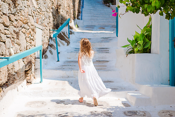 포토 JPG 해외이미지 주간 전신 식물 원피스 여자 어린이 휴식 한명 야외 뒷모습 여름휴가 바캉스 걷기 흰색 골목길 미코노스섬 소녀한명만 해외포토 자연요소 1 옷 길 뷰포인트 컬러 섬 컨셉 모션 휴가 사람 그리스 여자한명만 소녀만 파일형식 여름_계절 이미지허브