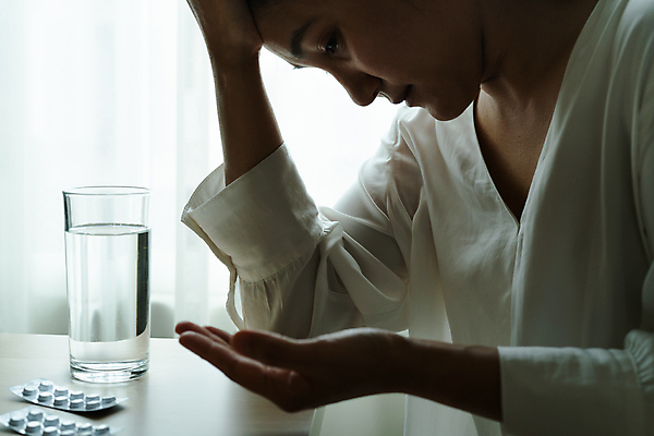 포토 JPG 해외이미지 여자 스트레스 한명 들기 사람 상반신 성인 옆모습 물 알약 고통 슬픔 물컵 두통 성인여자한명만 내려보기 해외포토 자연요소 1 감정 뷰포인트 모션 컵 약 질병 여자한명만 성인여자만 파일형식 이미지허브