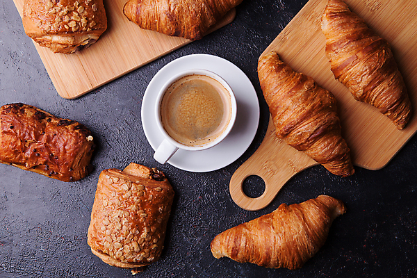 포토 JPG 해외이미지 커피 따뜻함 사람없음 커피잔 크루아상 컵받침 나무도마 나무배경 해외포토 음료 빵 백그라운드 잔 도마 목재 받침대 파일형식 이미지허브