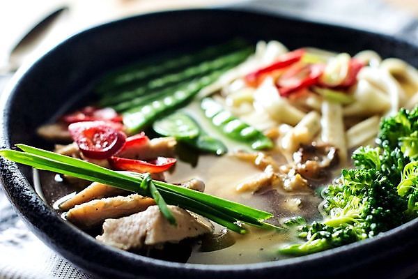 포토 JPG 해외이미지 전통 접시 아시아 음식 백그라운드 젓가락 탁자 양파 따뜻함 육류 돼지고기 요리 동양인 사람없음 초록색 계란 일본 식사 저녁식사 치킨 중국 당근 면 돼지 뜨거움 사발 맛 수프 수증기 레몬 홋카이도 국수 생강 점심식사 쪽파 일본음식 해외포토 식기 나라 컬러 가구 컨셉 채소 과일 식재료 포유류 뿌리채소 수저 인종 알 면류 사기그릇 파 닭고기요리 파일형식 이미지허브