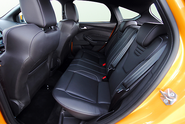 포토 JPG 해외이미지 디자인 쿠션 의자 창문 교통시설 자동차 휴식 실내 안전 사람없음 내부 빛 머리 회색 운전 벨트 고급 우아함 보호 휘발유 가죽 보안 엔진 디젤 자동 제어 해외포토 잡화 육상교통 컬러 가구 교통 컨셉 모션 신체부위 석유 시설 파일형식 이미지허브