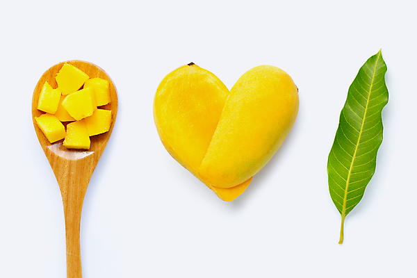 포토 JPG 해외이미지 잎 실내 사람없음 하트 열대과일 흰배경 망고 겹침 나무숟가락 과일조각 해외포토 모양 식물 조각 백그라운드 과일 내부 숟가락 흰색 파일형식 이미지허브