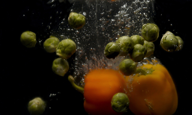 포토 JPG 해외이미지 음식 포즈 백그라운드 이동 컨셉 채소 표면 파프리카 실내 건강 사람없음 물 빛 반사 노란색 검은색 어둠 거품 물방울 신선 원형 액체 닫기 떨어짐 먹기 양배추 분무기 정물화 채식주의자 스플래쉬 해외포토 자연요소 도형 컬러 모션 내부 그림 채식 파일형식 이미지허브