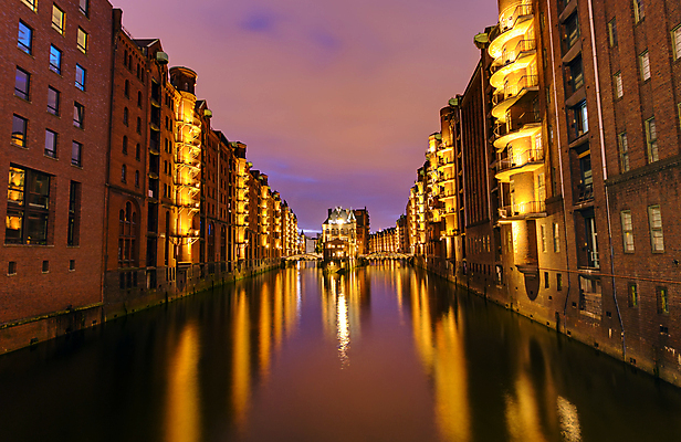 포토 JPG 해외이미지 구름 유럽 바다 건축양식 벽돌 조명 주택 독일 사람없음 건물 물 파란색 강 항구 발코니 도시 역사 야간 저녁 창고 상업 운하 포트 타운 빛망울 옛날 함부르크 해외포토 자연요소 건축물 건축 나라 컬러 교통시설 빛 파일형식 이미지허브