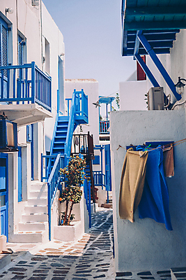 포토 JPG 해외이미지 주간 하늘 주택 사람없음 야외 여름 계단 여름풍경 골목길 그리스 산토리니 빨랫감 해외포토 자연요소 계절 유럽 길 풍경 건물 빨래 파일형식 여름_계절 이미지허브