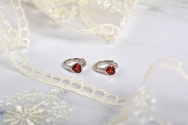 포토 JPG 해외이미지 여자 유리 선물 사람없음 장식 빨간색 빛 반짝임 뷰티 반사 유행 우주 상점 금속 귀걸이 회색 바위 하트 마음 화려 고급 우아함 은색 보석 즐거움 만족 질감 귀 다이아몬드 백금 팬던트 핸드메이드 스타일 해외포토 모양 감정 컬러 컨셉 장신구 모션 재질 사람 신체부위 돌_바위 광석 파일형식 이미지허브