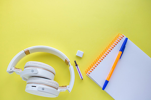 포토 JPG 해외이미지 백그라운드 오렌지 나선형 사람없음 펜 노란색 헤드폰 카피스페이스 해외포토 컬러 음향기기 무늬 과일 필기구 공백 파일형식 이미지허브