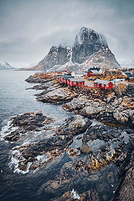 포토 JPG 해외이미지 구름 전통 계절 파도 바다 상징 여행 겨울 하늘 주택 노르웨이 풍경 사람없음 빨간색 물 관광지 태양 여행객 마을 일출 새벽 땅 북극 스칸디나비아 폭설 해외포토 자연요소 유럽 컬러 눈_날씨 사람 건물 노을 자연재해 극지방 파일형식 이미지허브