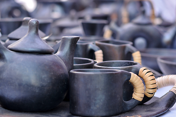 포토 JPG 해외이미지 전통 디자인 주전자 미술 사람없음 장식 컵 세트 세일 마을 상점 검은색 수확 뚜껑 시골 도자기 그리기 시장 차 냄비 가루 인도인 수집 복고 햄 기념품 점토 토기 밀짚 수공예 옛날 핸드메이드 해외포토 외국인 식기 음료 컬러 농업 모션 주방용품 문화예술 육류 동양인 용기_그릇 짚 솥 공예 오브젝트 파일형식 이미지허브