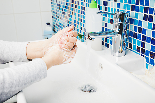 포토 JPG 해외이미지 라이프스타일 딸 어린이 건강 관리 사람 사람없음 일상 건강관리 청결 거품 욕실 바이러스 위생 빨래 청소 싱크대 수도꼭지 화장실 예방 비누 닦기 박테리아 기본 돌봄 소독 위생관리 해외포토 가사 의학 가족 모션 라이프 생활 위생용품 개수대 파일형식 이미지허브