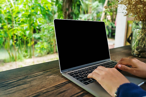 포토 JPG 해외이미지 1 라이프스타일 손 행복 여행 컨셉 인터넷 비즈니스 통신 휴가 휴식 사람 앉기 사람없음 노트북 스마트폰 컴퓨터 독서 알약 디지털 업무 네트워크 연결 무선전화기 집중 휴양지 멀리 온라인 소셜 해외포토 감정 모션 생활 신체부위 전자제품 핸드폰 스마트기기 약 장소 작업 전화기 파일형식 이미지허브