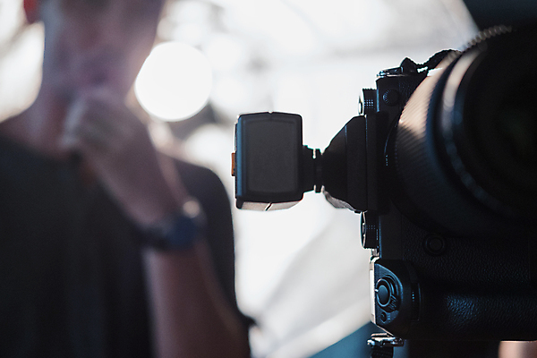 포토 JPG 해외이미지 남자 실루엣 한명 사람 빛 카메라 사진촬영 장비 소프트포커스 촬영장비 해외포토 1 촬영기법 전자제품 촬영 도구 파일형식 이미지허브