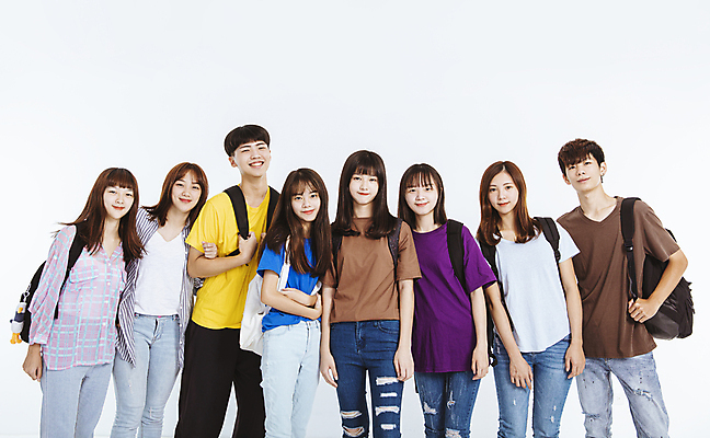 포토 JPG 해외이미지 학생 응시 여자 교육 남자 행복 포즈 가방 학교 서기 동양인 여러명 상반신 앞모습 10대 팔짱 우정 십대만 해외포토 시선 잡화 감정 뷰포인트 다수 모션 청소년 사람 인종 친구 파일형식 이미지허브