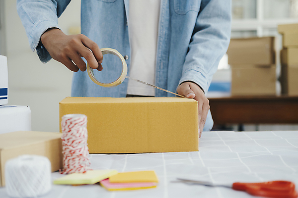 포토 JPG 해외이미지 남자 한명 상반신 성인 쌓기 잡기 실 택배 포스트잇 테이프 온라인쇼핑 택배상자 박스포장 붙이기 온라인쇼핑몰 성인남자한명만 해외포토 1 포장 모션 문구용품 사람 쇼핑 상자 운송업 메모지 쇼핑몰 온라인 남자한명만 성인남자만 파일형식 이미지허브