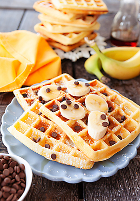 포토 JPG 해외이미지 접시 과일 디저트 바나나 사람없음 목재 세로 컬러풀 초콜릿 대접 신선 달콤 맛 아침식사 설탕 시럽 레시피 와플 핸드메이드 해외포토 나무 식기 음식 컬러 컨셉 재료 식사 파일형식 이미지허브