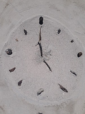 포토 JPG 해외이미지 아이콘 얼굴 모래 바다 시계 백그라운드 컨셉 밭 자연 유리 휴가 사람없음 야외 태양 캠핑 하이킹 사막 조약돌 흰색 시간 원형 심볼 손목시계 모래시계 타이머 분 생존 해외포토 자연요소 도형 컬러 농업 장신구 재질 레저 신체부위 돌_바위 생태계 파일형식 이미지허브