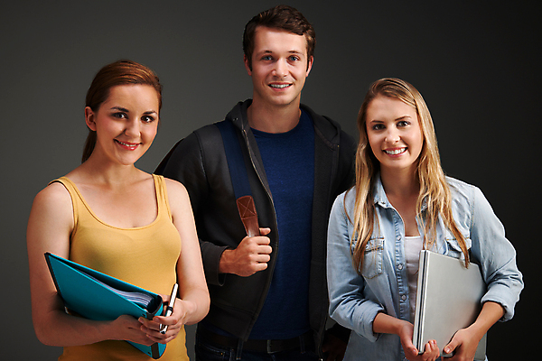 포토 JPG 해외이미지 백인 학생 응시 여자 교육 남자 행복 배낭 고등학교 미소 사람 상반신 20대 사람없음 가로 세명 친구 노트북 컴퓨터 교과서 대학교 파일 카피스페이스 해외포토 서양인 시선 감정 가방 학교 관계 교재 표정 청년 전자제품 공백 파일형식 이미지허브