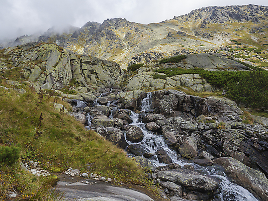 포토 JPG 해외이미지 구름 유럽 여행 백그라운드 자국 자연 하늘 산 파노라마 풍경 사람없음 야외 물 여름 파란색 강 마을 계곡 하이킹 가을 바위 흰색 연못 소나무 개울 씻기 숲 언덕 내추럴 슬로바키아 절정 해외포토 자연요소 나무 계절 나라 컬러 레저 촬영기법 청결 돌_바위 생태계 파일형식 이미지허브