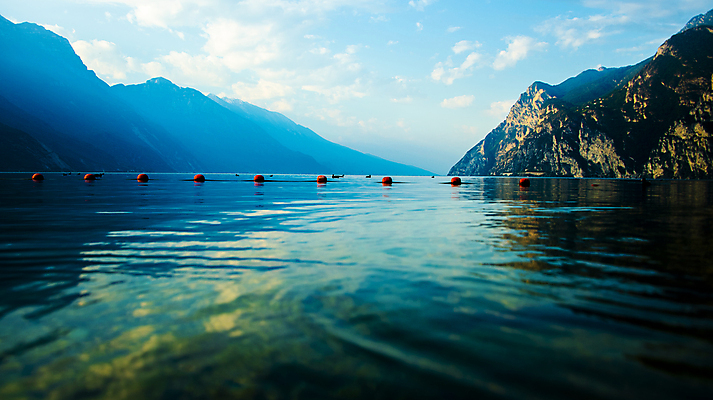 포토 JPG 해외이미지 구름 공원 호수 선 밧줄 바다 여행 백그라운드 패턴 자연 하늘 표면 새로움 산 항해 안전 사람 풍경 사람없음 야외 빨간색 물 여름 파란색 반사 흰색 경계선 반지 원형 보트 보호 위험 오브젝트 카누 지역 네비게이션 부표 고립 해외포토 자연요소 도형 계절 공공시설 줄 컬러 컨셉 무늬 배_교통 장신구 수상스포츠 경계 생태계 파일형식 이미지허브