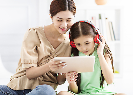 포토 JPG 해외이미지 응시 여자 교육 행복 어린이 가족 모녀 함께함 실내 앉기 동양인 상반신 성인 두명 앞모습 태블릿 디지털 헤드폰 기쁨 듣기 여자만 해외포토 시선 딸 감정 뷰포인트 음향기기 컨셉 관계 모션 엄마 사람 인종 내부 전자제품 스마트기기 파일형식 이미지허브