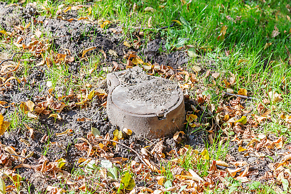 포토 JPG 해외이미지 백그라운드 표면 거리 잔디 사람없음 야외 초록색 환경 금속 수확 덮개 도시 원형 구멍 거친 부식 복고 지하 배수구 구식 옛날 철강 캡모자 특별함 폐수 하수 해외포토 도형 식물 모자_잡화 컬러 컨셉 농업 재질 물 뚜껑 환경오염 파일형식 이미지허브
