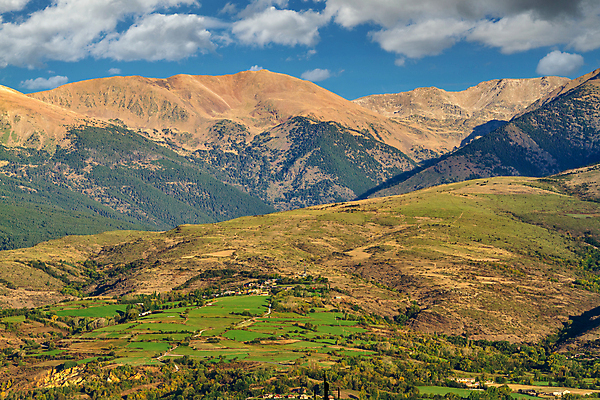 포토 JPG 해외이미지 구름 여행 컨셉 자연 하늘 휴가 산 풍경 사람없음 초록색 파란색 컬러풀 뷰티 평화 골짜기 등산 트래킹 하이킹 스페인 즐거움 통과 산악지대 스페인어 절정 지리 지질학 산맥 해외포토 자연요소 교육 감정 유럽 컬러 레저 생태계 파일형식 이미지허브