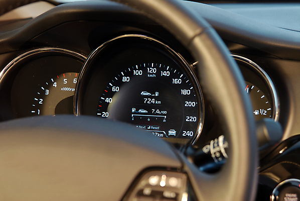 포토 JPG 해외이미지 교통시설 자동차 사람없음 내부 빛 숫자 장비 운전 기구 판넬 바퀴 운전사 야간 지시 계산대 측정 속도 연료 다이얼 엔진 계량기 모터 계기판 과속 속도계 자동 제어 해외포토 자연요소 직업 문자 육상교통 교통 모션 시설 파일형식 이미지허브