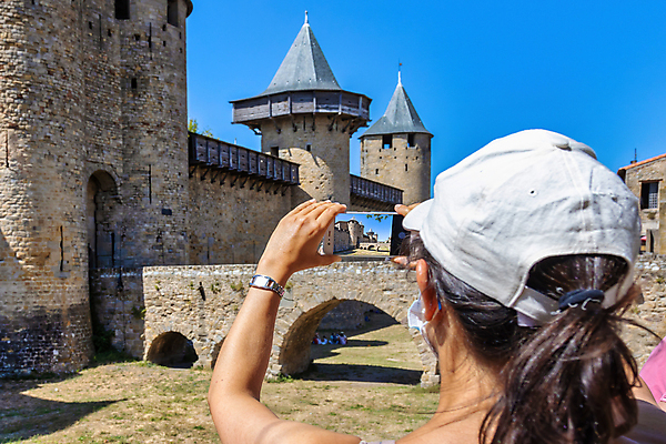 포토 JPG 해외이미지 외관 여자 유럽 벽 여행 모바일 파노라마 한명 사람 야외 가로 스마트폰 세계 여행객 탑 프랑스 시골 도시 원형 성 중세 역사 재산 강가 땅 전화기 스마트 그림 남쪽 천연기념물 프랑스어 강화 옛날 인기 특별함 해외포토 도형 문자 1 건축물 나라 컨셉 촬영기법 금융 핸드폰 스마트기기 강 방향 파일형식 이미지허브