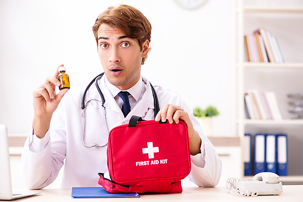 포토 JPG 해외이미지 남자 실내 한명 들기 상반신 성인 앞모습 놀람 의사 구급상자 성인남자한명만 바이알 해외포토 1 감정 뷰포인트 모션 표정 사람 내부 의료진 의료용품 남자한명만 성인남자만 파일형식 이미지허브