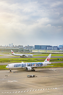 포토 JPG 해외이미지 아시아 스포츠 여행 스티커 유니폼 공 교통시설 비행기 경기 사람없음 세로 일본 축구 흰색 그룹 도쿄 공항 항공 기중기 승객 대패 사무라이 양발 전국 해외포토 옷 나라 컬러 교통 항공교통 대중교통 구기 중장비 시설 파일형식 이미지허브