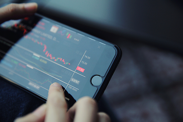 포토 JPG 해외이미지 손 그래프 들기 아웃포커스 신체부위 스마트폰 주식 분석 투자 해외포토 컨셉 비즈니스 모션 촬영기법 사람 금융 핸드폰 스마트기기 파일형식 이미지허브