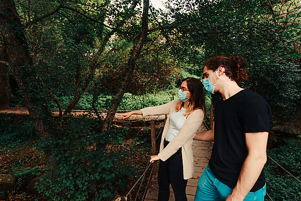 포토 JPG 해외이미지 백인 라이프스타일 커플 응시 여자 남자 행복 여행 백그라운드 2 자연 모바일 휴가 함께함 사랑 사람 성인 야외 두명 스마트폰 핸드폰 뷰티 카메라 사진촬영 하이킹 시골 숲 열대우림 그림 길이 셀프 해외포토 서양인 시선 감정 컨셉 관계 레저 생활 전자제품 스마트기기 촬영 생태계 파일형식 이미지허브