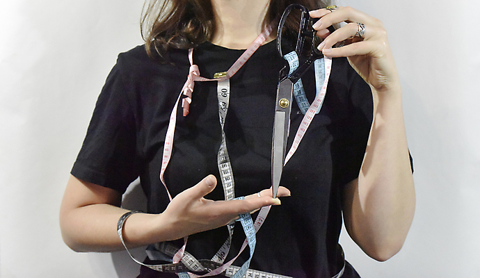 포토 JPG 해외이미지 직업 디자인 드레스 옷 산업 비즈니스 사업가 손가락 공장 수업 자 관리 정장 사람없음 숫자 유행 검은색 장비 흰색 직물 비즈니스우먼 작업실 제조 바느질 디자이너 자르기 측정 서비스 자영업 테이프 주인 수공예 재단 재단사 스타일 해외포토 문자 손 여자 교육 컬러 공업 모션 문구용품 직장인 공예 파일형식 이미지허브