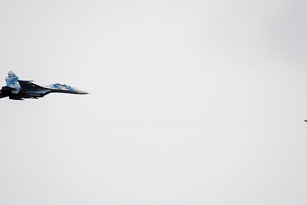 포토 JPG 해외이미지 외관 백그라운드 하늘 비행기 안테나 풍경 사람없음 힘 일몰 폭발 공군 묘사 항공 군용 전쟁 러시아 제트기 육군 곡예비행 대패 러시아인 해외포토 서양인 유럽 통신 항공교통 대중교통 군대 노을 비행 파일형식 이미지허브