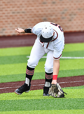 포토 JPG 해외이미지 주간 전신 남자 청소년 숙이기 한명 야외 앞모습 10대 야구 야구모자 야구복 야구장 수비수 십대남자한명만 줍기 해외포토 자연요소 모자_잡화 1 뷰포인트 포즈 스포츠시설 모션 운동선수 사람 운동복 구기 야구용품 남자한명만 십대남자만 파일형식 이미지허브