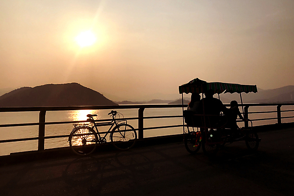 포토 JPG 해외이미지 공원 여자 남자 실루엣 호수 바다 여행 그림자 성인 야외 세명 여름 울타리 자전거 일몰 승차 성인만 해외포토 계절 공공시설 모션 촬영기법 사람 담장 노을 바이크 파일형식 이미지허브