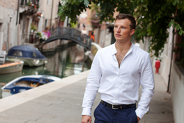 포토 JPG 해외이미지 백인 모델 직업 1 응시 남자 행복 백그라운드 셔츠 비즈니스 성공 관리 한명 서기 미소 사람 동양인 성인 파란색 유행 흰색 청바지 비즈니스맨 자신감 주머니 시원함 스마트 싱글 긍정 고립 스타일 해외포토 서양인 시선 감정 컬러 컨셉 상의 바지 모션 표정 인종 직장인 파일형식 이미지허브