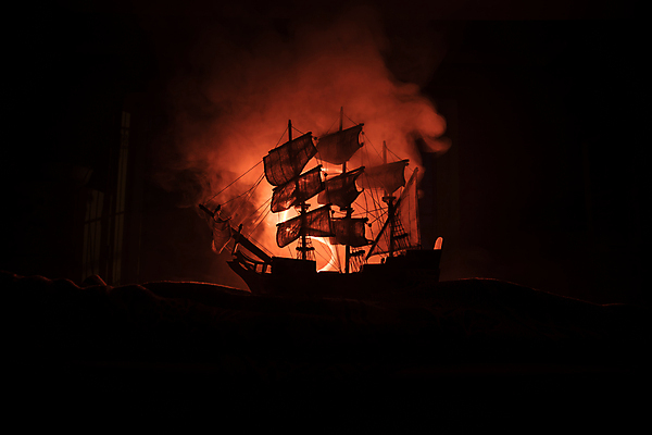 포토 JPG 해외이미지 실루엣 백그라운드 사람없음 빛 주황색 연기 신비 해적선 돛대 해외포토 컬러 컨셉 배_교통 촬영기법 파일형식 이미지허브