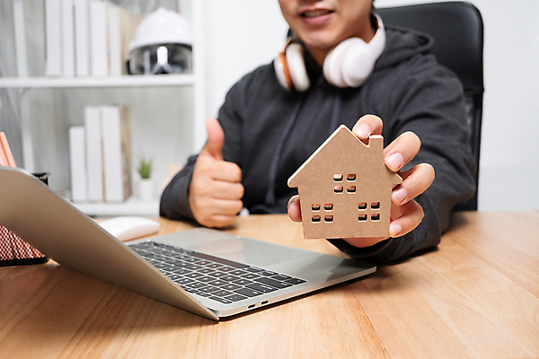 포토 JPG 해외이미지 직업 라이프스타일 남자 행복 컨셉 인터넷 비즈니스 사업가 통신 성공 회의 노동자 주택 직장 실내 한명 사람 노트북 컴퓨터 사무실 디지털 공책 타이핑 업무 작업 비즈니스맨 자신감 작업실 멀리 온라인 동영상 심각 프리랜서 코로나바이러스 해외포토 1 감정 회사 문구용품 내부 건물 생활 전자제품 직장인 바이러스 파일형식 이미지허브