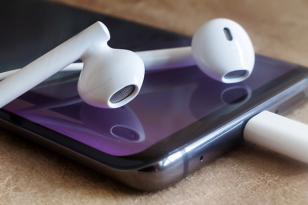 포토 JPG 해외이미지 1 라이프스타일 음악 백그라운드 인터넷 통신 새로움 사람없음 가로 전자제품 스마트폰 핸드폰 카메라 디지털 스크린 헤드폰 장비 정보 작음 사진사 책상 오브젝트 경영 해외포토 음향기기 가구 컨셉 비즈니스 문화예술 생활 스마트기기 크기 작가 파일형식 이미지허브