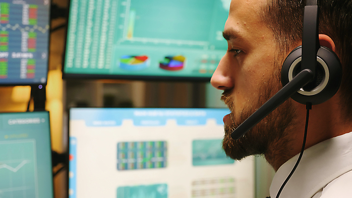 포토 JPG 해외이미지 서양인 응시 남자 그래프 한명 상반신 성인 옆모습 금융 컴퓨터 사무실 모니터 헤드셋 비즈니스맨 주식 투자 성인남자한명만 해외포토 외국인 1 시선 뷰포인트 음향기기 비즈니스 사람 경제 전자제품 헤드폰 직장인 남자한명만 성인남자만 파일형식 이미지허브