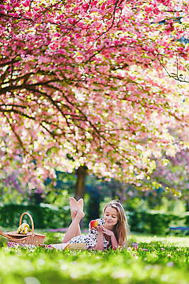 포토 JPG 해외이미지 나무 백인 긴머리 계절 공원 여자 꽃잎 꽃 행복 유럽 음식 빵 과일 자연 사탕 한명 사람 성인 야외 금발 햇빛 소풍 바구니 정원 봄 벚꽃 흰색 시골 개화 체리 사과 긍정 꽃가루 내추럴 알레르기 거짓말 해외포토 서양인 식물 1 헤어스타일 공공시설 감정 나라 컬러 컨셉 디저트 태양 야외활동 질병 가루 생태계 파일형식 이미지허브