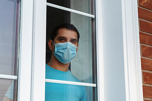 포토 JPG 해외이미지 창문 주택 실내 병원 가면 한명 안전 30대 카메라 고통 슬픔 관찰 바이러스 질병 예방 감염 커뮤니티 시민 고립 전염병 혼자 해외포토 1 감정 의학 모션 사람 내부 건물 장년 전자제품 국민 파일형식 이미지허브