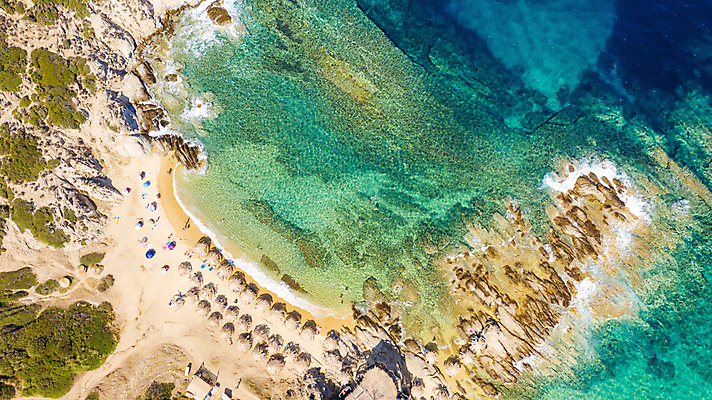 포토 JPG 해외이미지 유럽 모래 바다 섬 여행 우산 자연 하늘 휴가 휴식 안테나 파노라마 손바닥 풍경 사람없음 물 여름 파란색 태양 만 그리스 선베드 장면 항공촬영 드론 터키석 해외포토 자연요소 손 계절 나라 뷰포인트 컬러 컨셉 의자 통신 촬영기법 보석 생태계 파일형식 이미지허브
