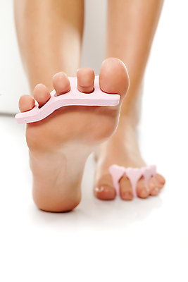 포토 JPG 해외이미지 맨발 근접촬영 신체부위 뷰티 발가락 교정기 위생관리 페디큐어 풋케어 해외포토 뷰포인트 발 관리 사람 피부관리 파일형식 이미지허브