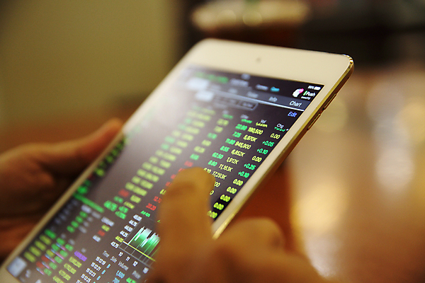 포토 JPG 해외이미지 손 탁자 그래프 아웃포커스 신체부위 태블릿 주식 분석 투자 해외포토 가구 컨셉 비즈니스 촬영기법 사람 금융 전자제품 스마트기기 파일형식 이미지허브