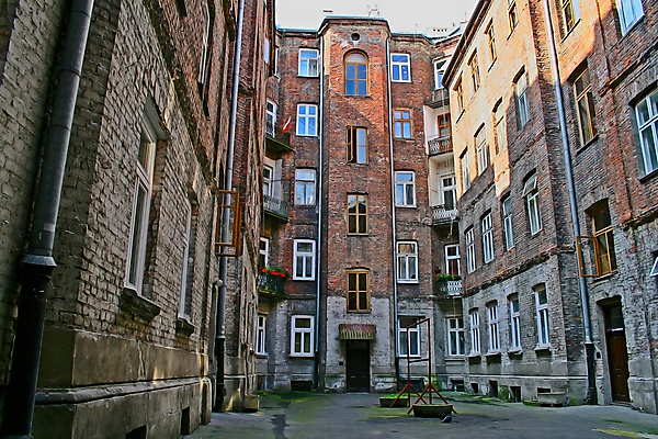 포토 JPG 해외이미지 여행 건축양식 거리 주택 사람없음 야외 건물 도시 센터 플랫 지역 타운 리빙 폴란드 공동주택 뒤뜰 옛날 바르샤바 해외포토 건축물 건축 유럽 파일형식 이미지허브